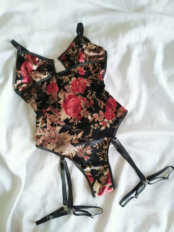 Viuda negra floral